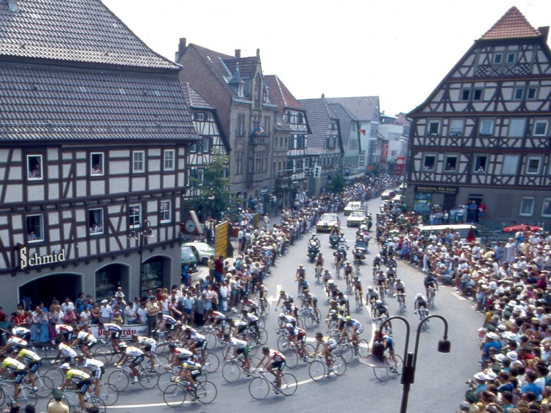  The 1987 Tour de France peloton with the first ever UK trade team in it.