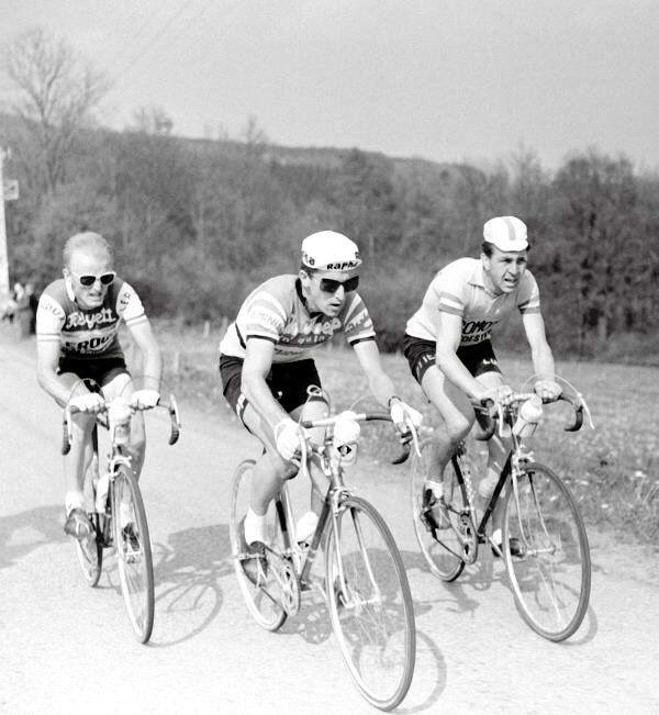 Simpson (centre) at the sharp end of Paris-Nice 1961
